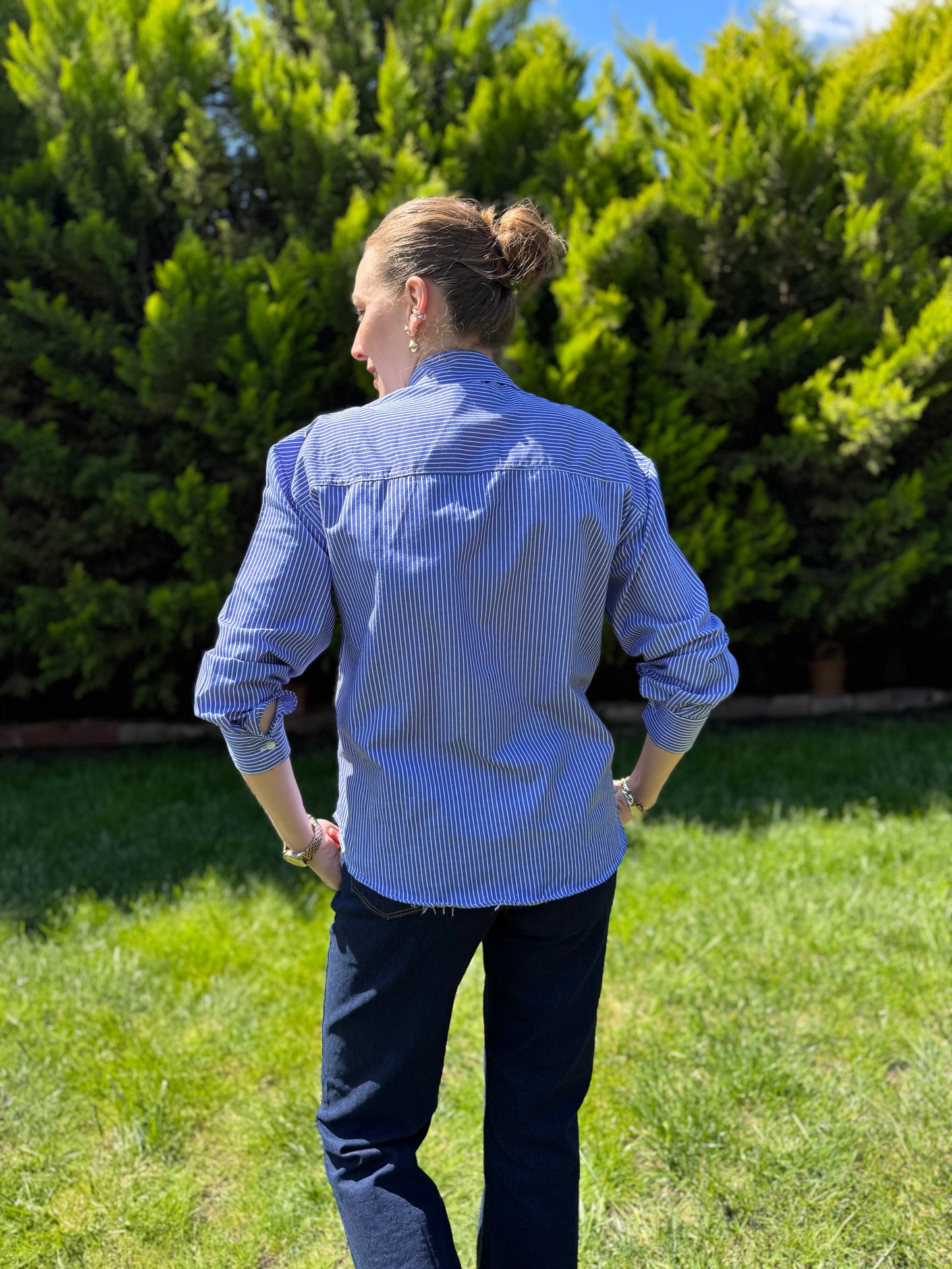 OMUZLARI İŞLİ GÖMLEK